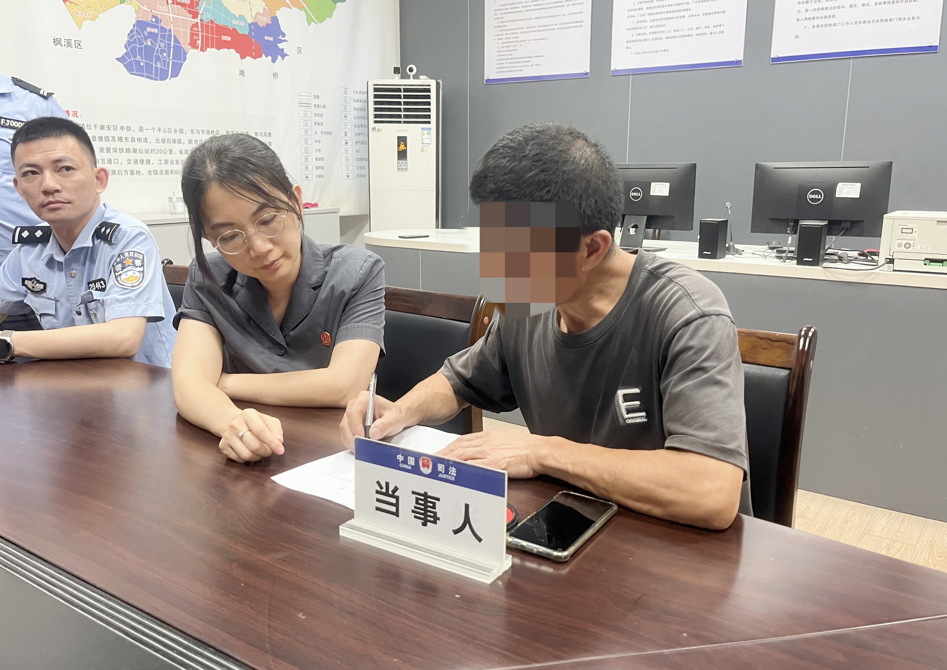 2024年5月30日，潮安法院法官助理到古巷镇综治办调解一宗建设工程施工合同纠纷案件.jpg